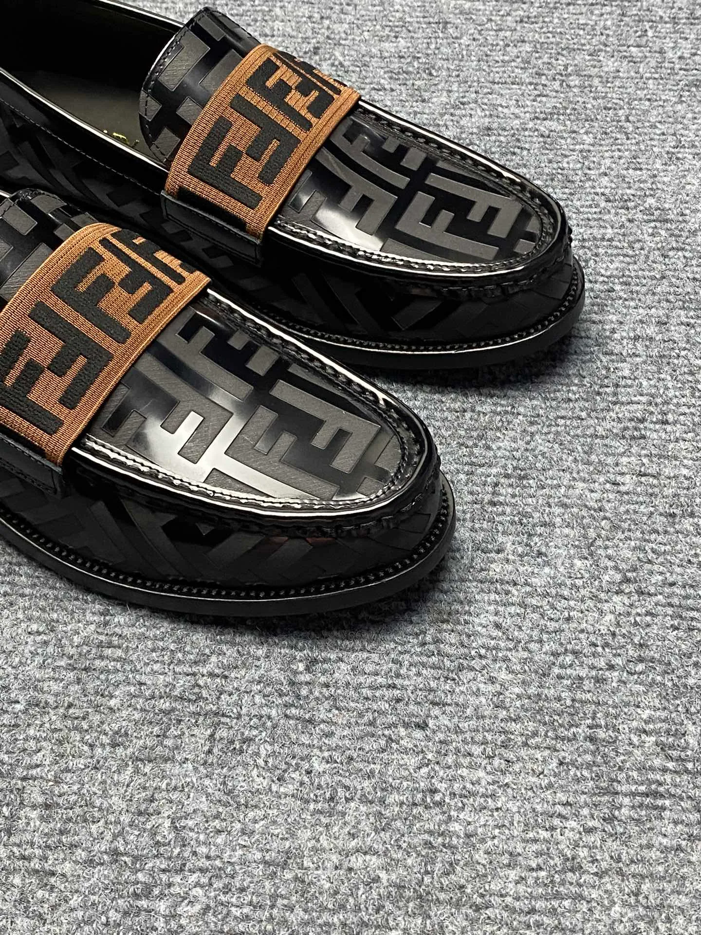 Factory price 960FENDI Fendi men's breathable and comfortable leather shoes. Original development. The leather outsole is made of leather. Counters copy one to one. Imported counter cowhide. Imported water dyes cattle. 38 to 44. (45.46. can be ordered. 47.